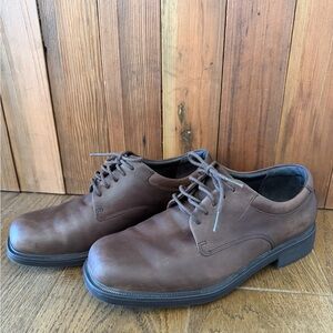 Brown leather lace up oxford Men’s shoes 8.5 from Rockport.